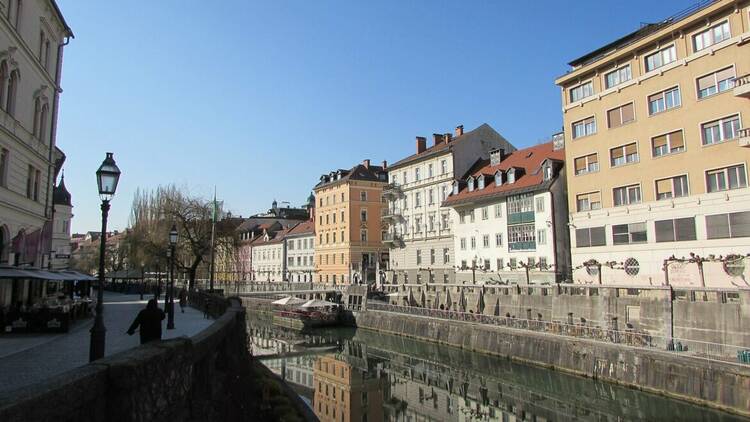 Stanovanjske stavbe ob Ljubljanici na Hribarjevem nabrežju v sredi&scaron;ču Ljubljane