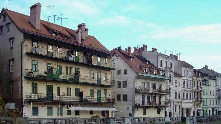 Stanovanjska hi&scaron;a z balkoni ob Ljubljanici v sredi&scaron;ču Ljubljane