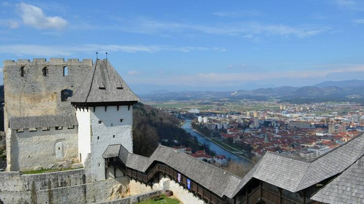 Pogled s Starega gradu Celje na mesto ob Savinji z gorami v ozadju