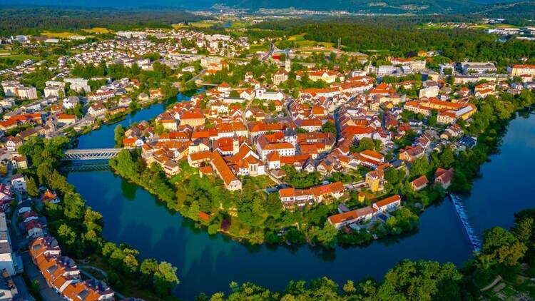 Novo mesto iz zraka s starim mestnim jedrom v okljuku reke Krke