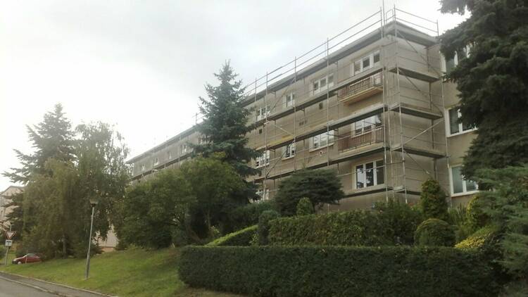 Gradbeni oder ob fasadi starej&scaron;ega bloka med energetsko prenovo